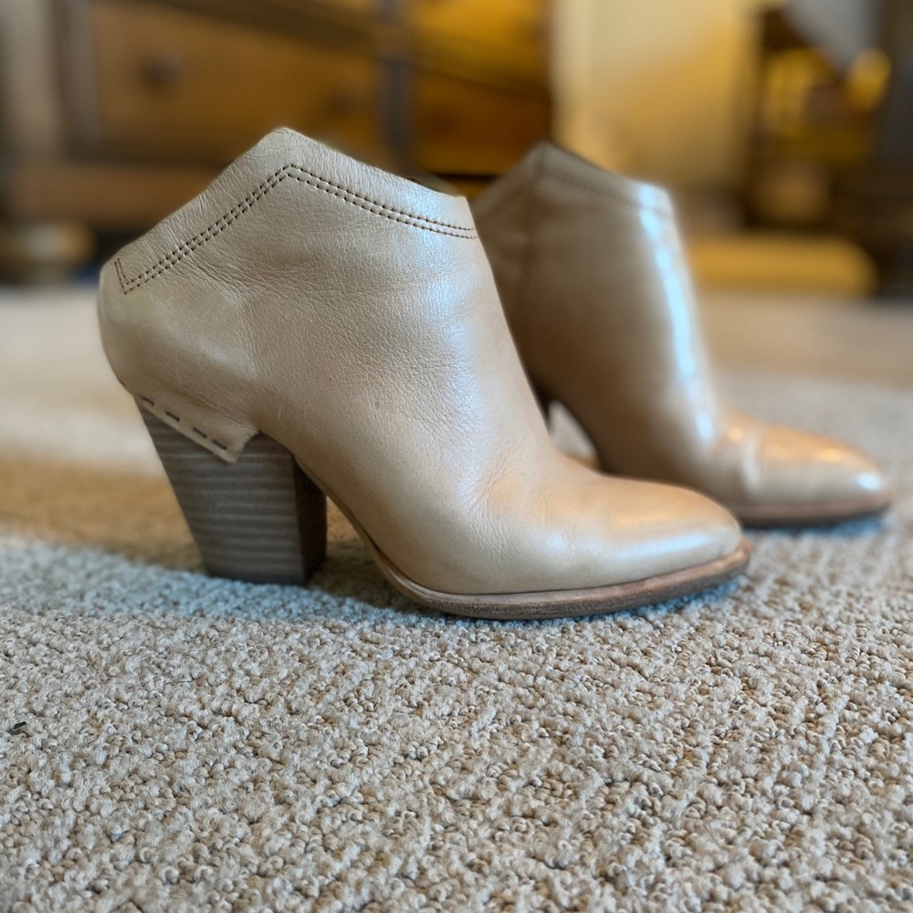 Dolce Vita Haku mule booties